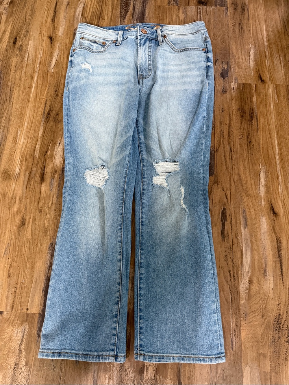 Seven7 Light Blue Wash Distressed Shredded Women's Capri Cropped Jean Denim Pant